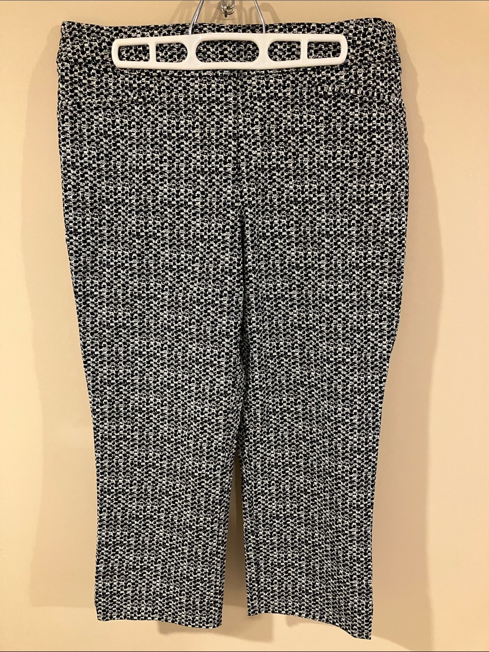 NWOT Hilary Radley Black and White Pull-On Capris